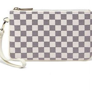 Daisy Rose checkered cream wristlet